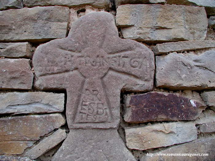 ESTELA FUNERARIA INCLUIDA EN MURO DE EDIFICIO